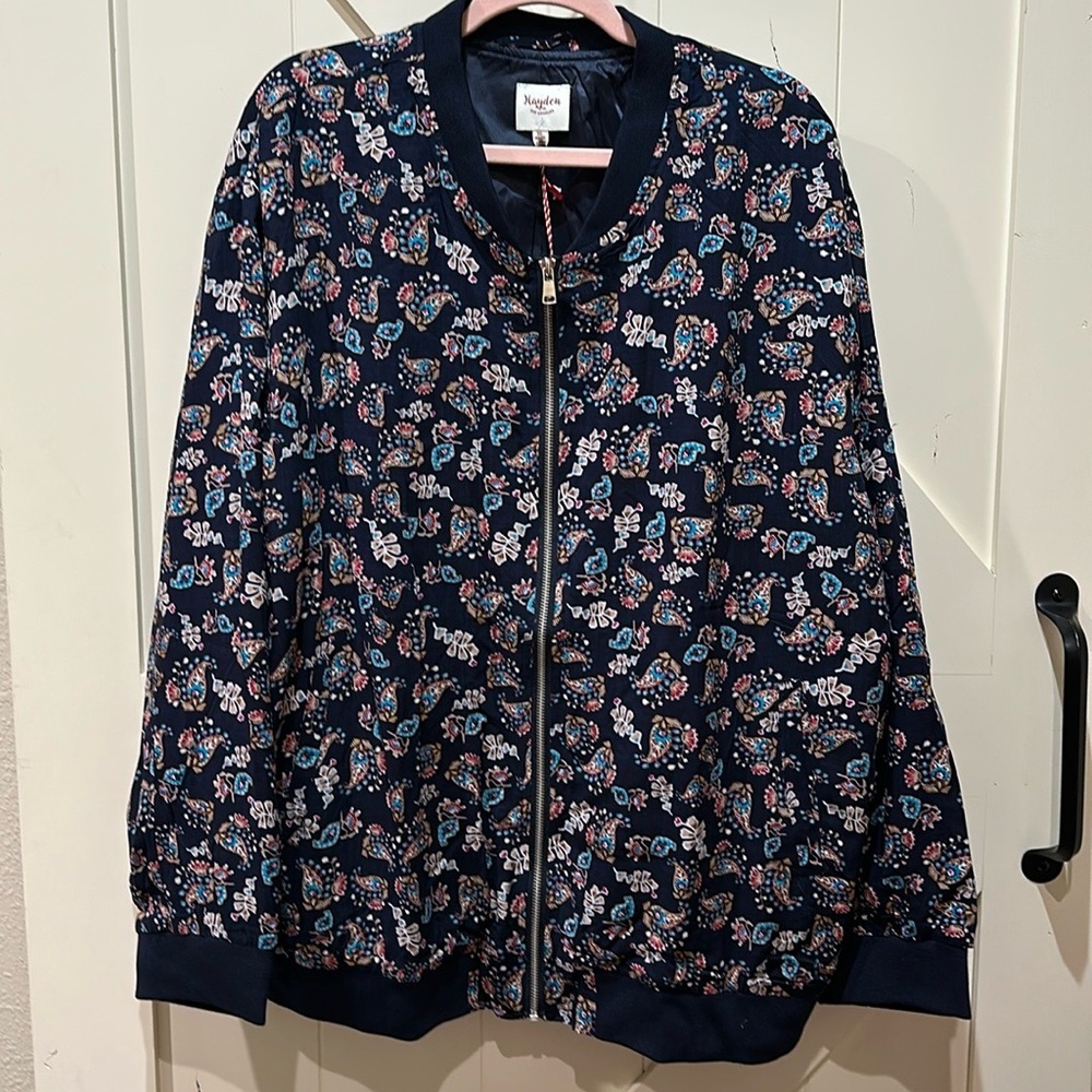 Nwt Hayden lined oversized jacket with zipper pocket on sleeve. Size 1xl